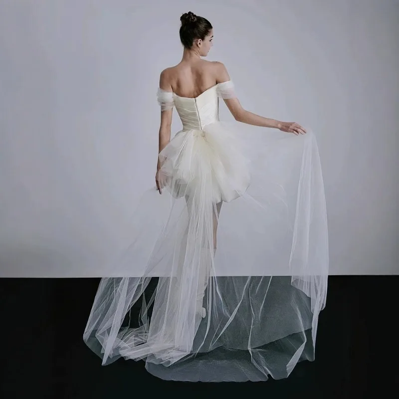 Französischer Stil Reise-Fotografie Leichtes Hochzeitskleid mit Einer Schulter Satin Trägerloses Brautkleid Kurzes Weißes Kleid Verlobungskleid