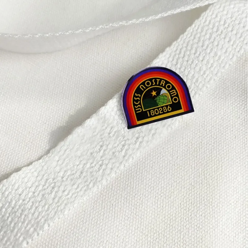 دبوس طية صدر نوسترومو ، هجوم أجنبي ، شارة بقاء ، مجوهرات ملونة عتيقة ، #6