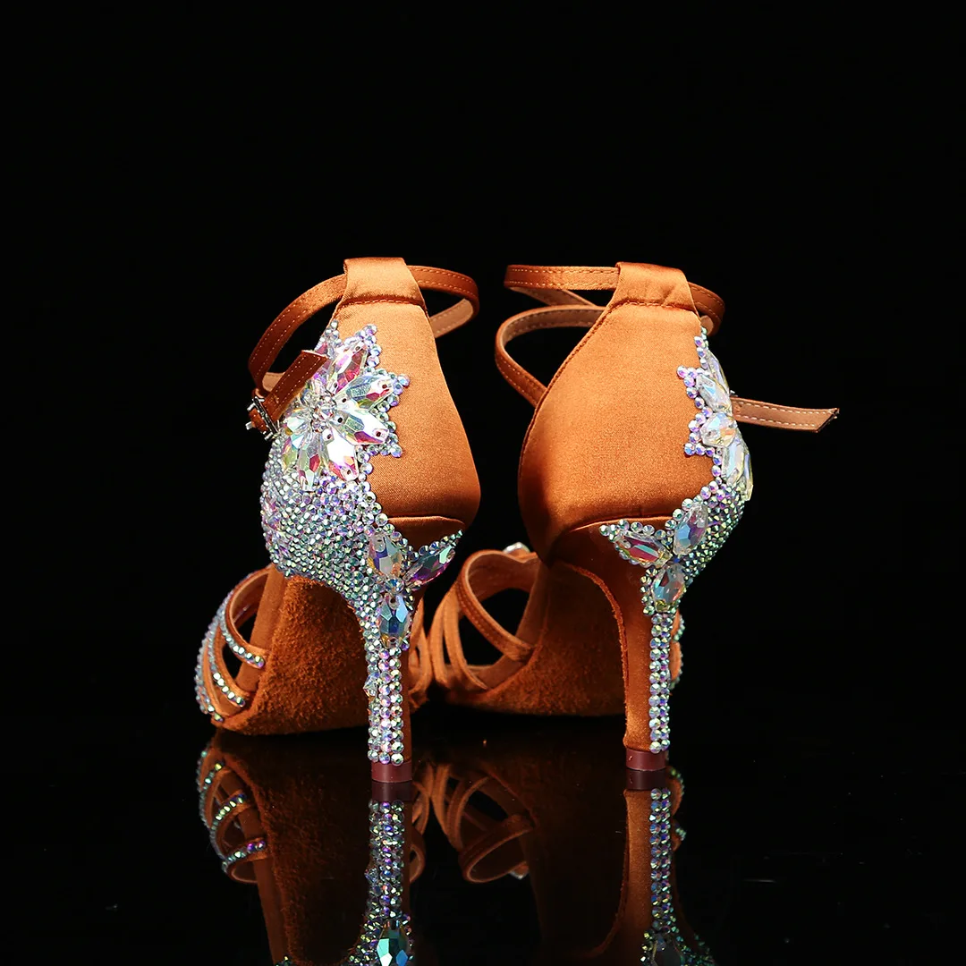 Buty do tańca latynoamerykańskiego salsa, brązowo-czarne, satynowe, z dżetami na obcasie, konkurencyjne buty taneczne damskie na imprezę.