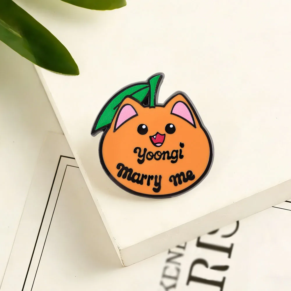 Niedliche orangefarbene Katze Yoongi „Heirate mich“ Emaille-Pin Kpop-Merchandise Fangeschenk Brosche für Rucksack Kleidung Konzert Fanmeet Accessoire – Detail 8