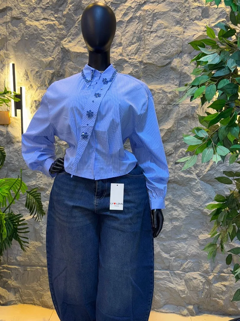 Elegantes Büro- und Freizeit-Oberteil für Damen, Sommerliches Gestreiftes Hemd mit Revers, Strass-Verzierung, Diagonaler Knopfleiste, Langen Ärmeln und Kurzer Bluse – Detail 8