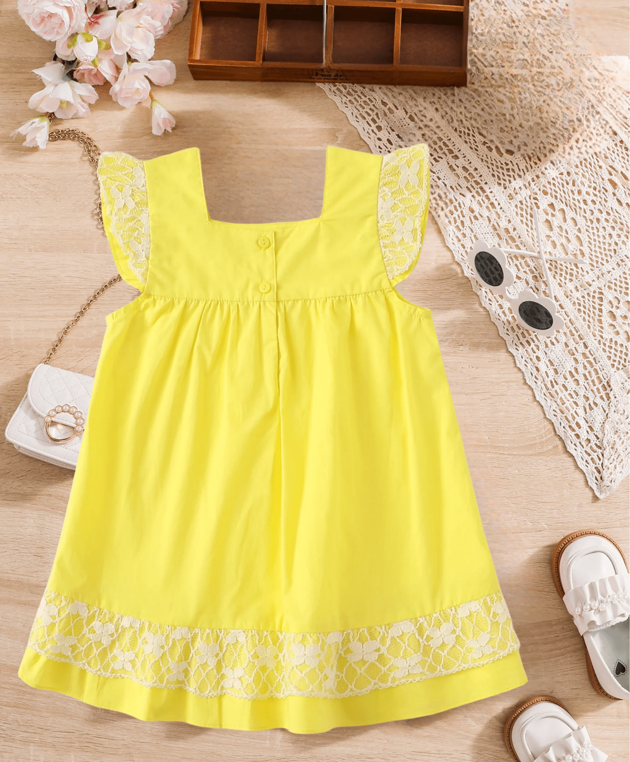 Girls comfortable western style small flying sleeve mesh hollow embroidery small Daisy square collar slim yellow dress summer