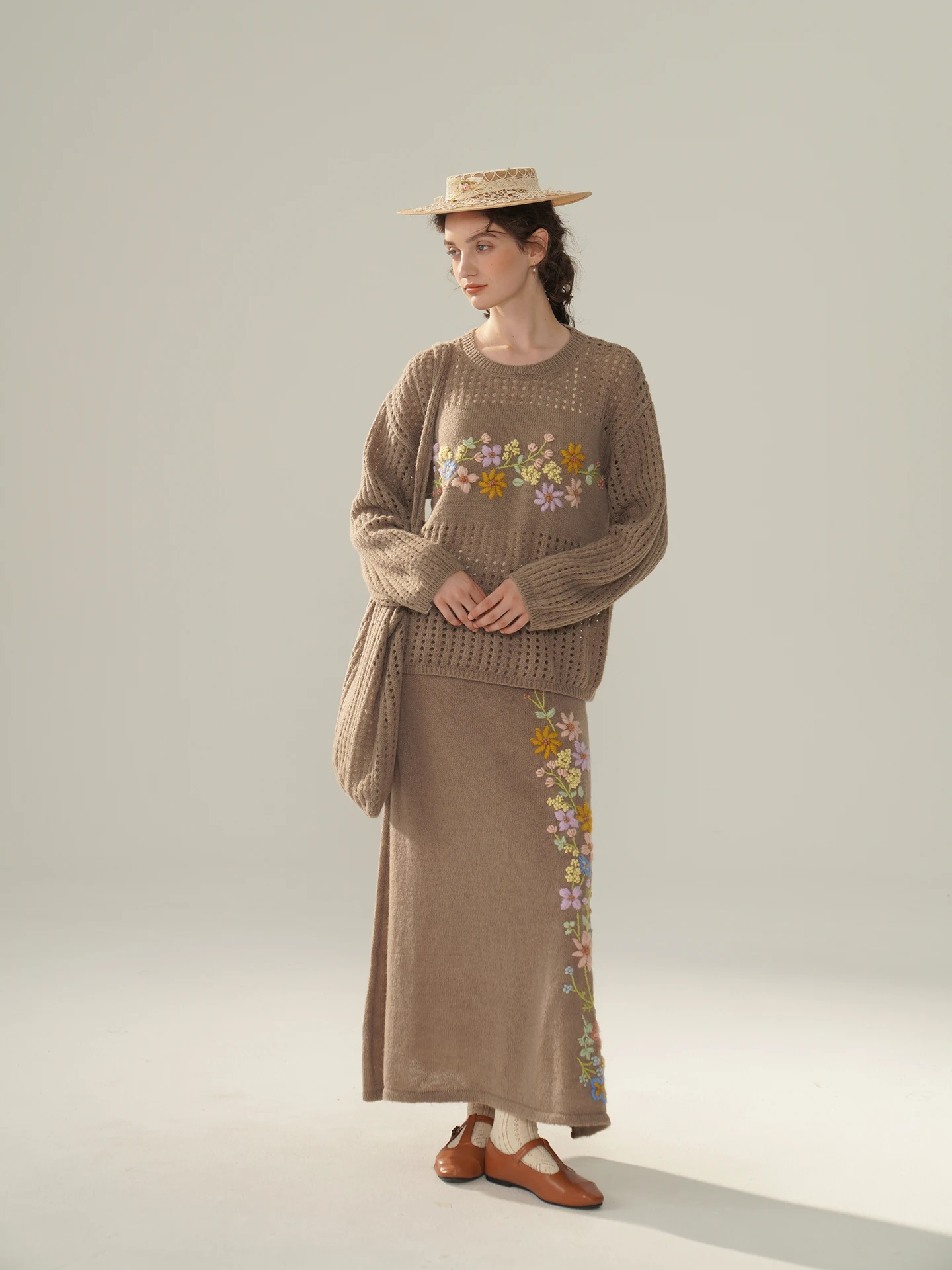 

Вязаный вручную ажурный шерстяной свитер, юбка, большая сумка через плечо, комплект из трех предметов: свитер, юбка, сумка. Свободный крой, осень-зима.