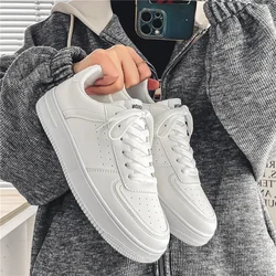 Zapatos blancos pequeños para hombre, zapatillas de deporte blancas puras con cordones para estudiantes, informales, transpirables, de cuero suave, para verano