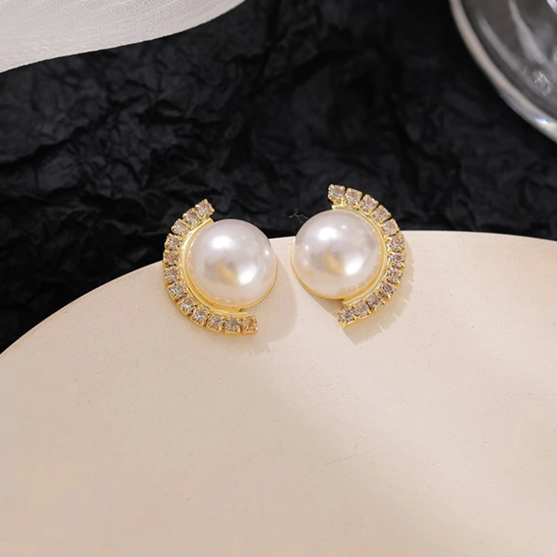 Trend New Crystal Half C-shaped Side Small Pearl Earrings for Women Korean Lovely Cute Ear Jewelry brincos 2024 new in