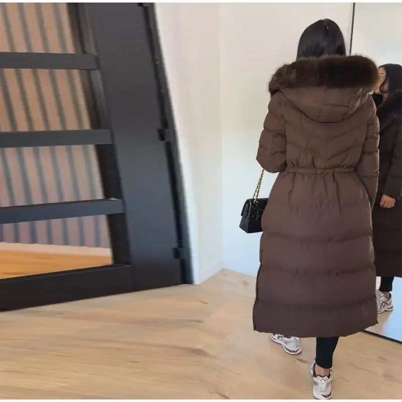 Langer Damen-Puffermantel mit Kunstfellkapuze, Kordelzug in der Taille, Reißverschluss, Knöpfe, dick, warm, Maxi-Steppjacke, Winter-Chic-Casual-Outfit 2026 – Detail 2