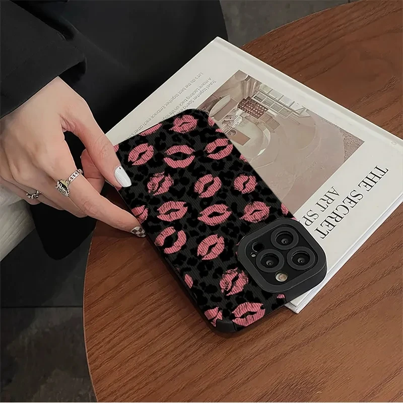 Pink Lip Kiss Phone Case For iPhone 14 13 12 11 Pro Max X XR XS 7 8 14 Plus Leopard Print Camera Protection Silicone Cover Case