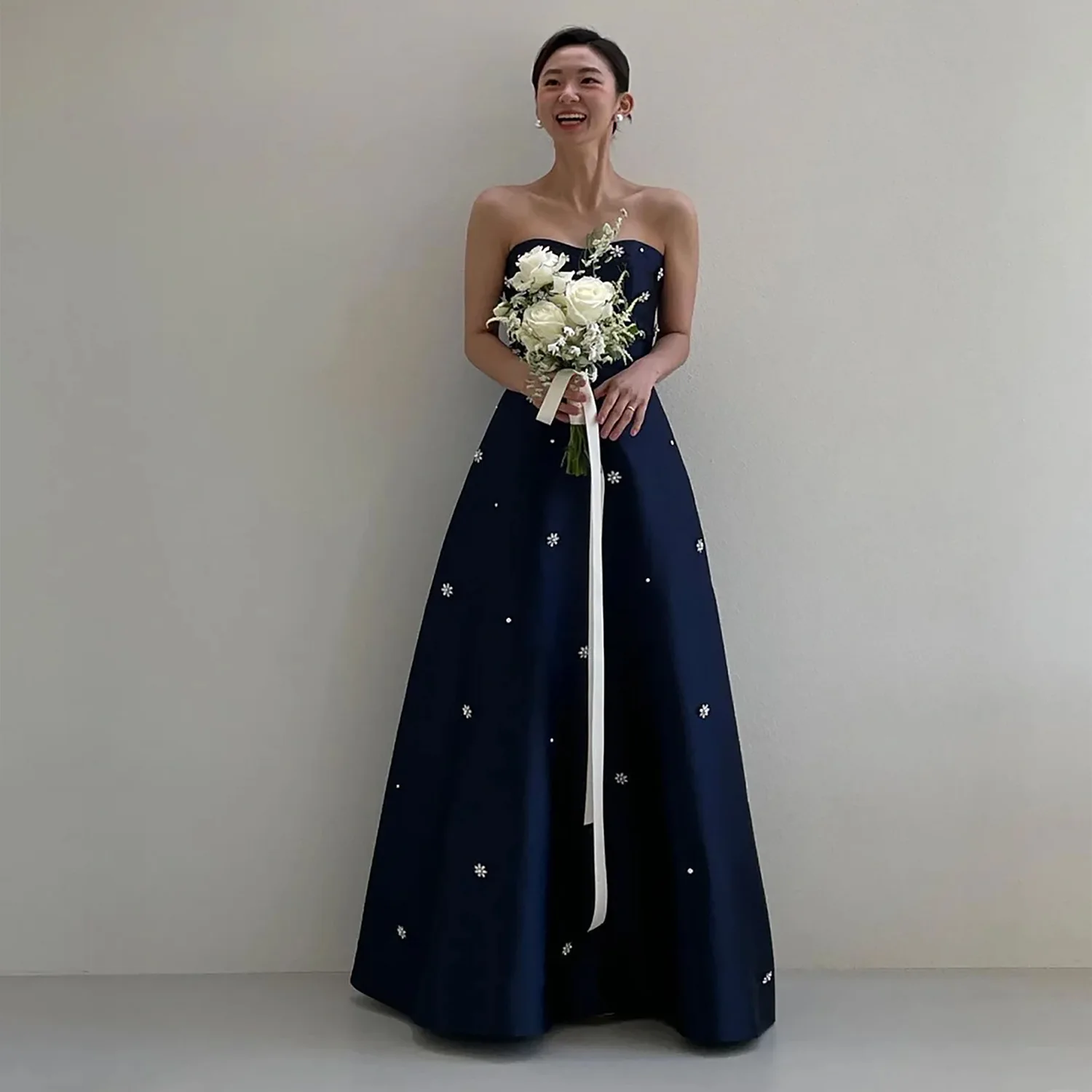 أسود 2025 فساتين زفاف خفيفة أنيقة جديدة للعروس بدون حمالات من الساتان على شكل حرف a فستان حفلات الزفاف Vestido De Novia Casamento