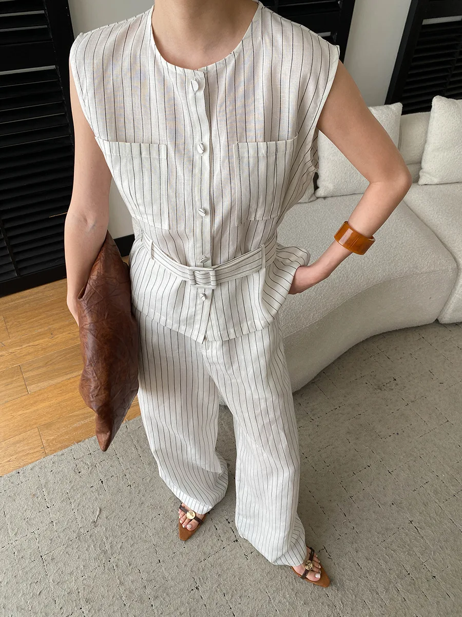 Sommerliches Damen-Set mit Rundhalsausschnitt, gestreiftem Schnürbund, ärmelloser Weste und lässiger Hose – Detail 16