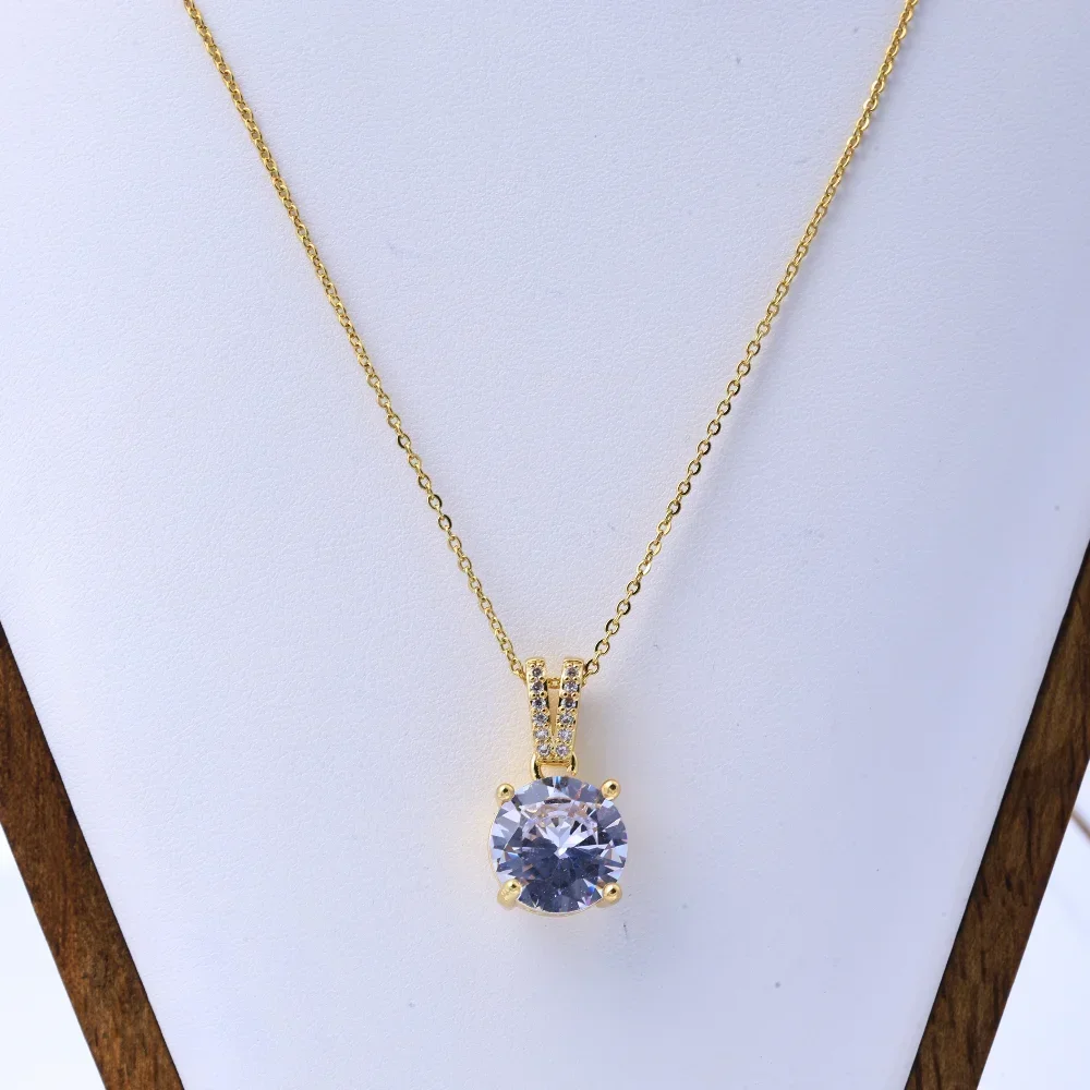 Bellissima collana con pendente micro-intarsiato in rame, acciaio al titanio elettrolitico, design a trifoglio con zirconi - Regalo perfetto per le donne