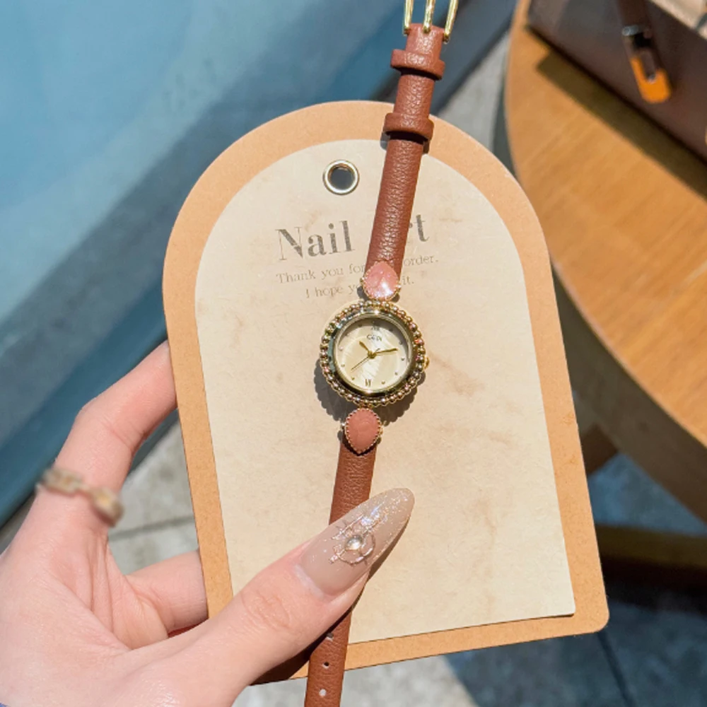 Fashion style minimalist luxury vintage disc belt with a quartz women's watch