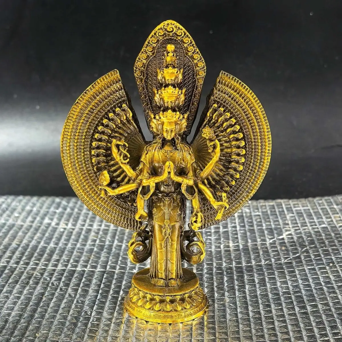 Tibetan Buddhist Thousand-Armed Avalokiteshvara Bodhisattva Retro Bronze Statue for Home Worship Display Craft Ornament