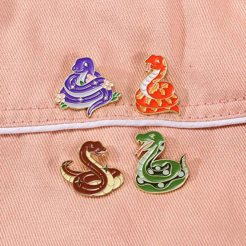 1 PC ใหม่ปีงูเข็มกลัดน่ารักการ์ตูน Zodiac SNAKE Badge คู่ Pins นักเรียนตกแต่งเสื้อผ้าอุปกรณ์เสริมของขวัญ