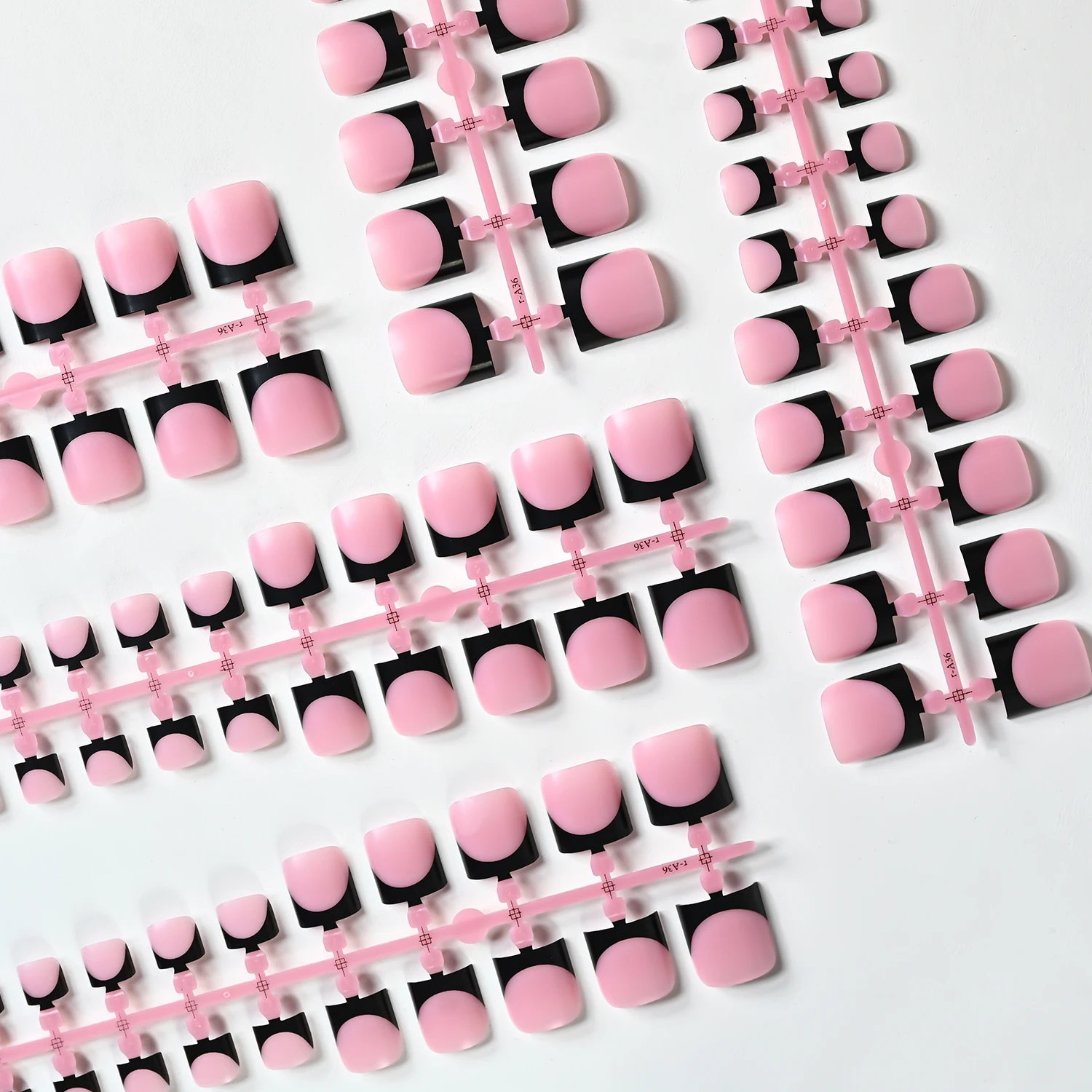 150 Stück kurze, quadratische, schwarze French-Tips-Kunstnägel für die Zehen, matte, nudefarbene, rosa Press-On-Zehennägel für den täglichen Sommergebrauch, tragbare künstliche Zehennägel. – Detail 8