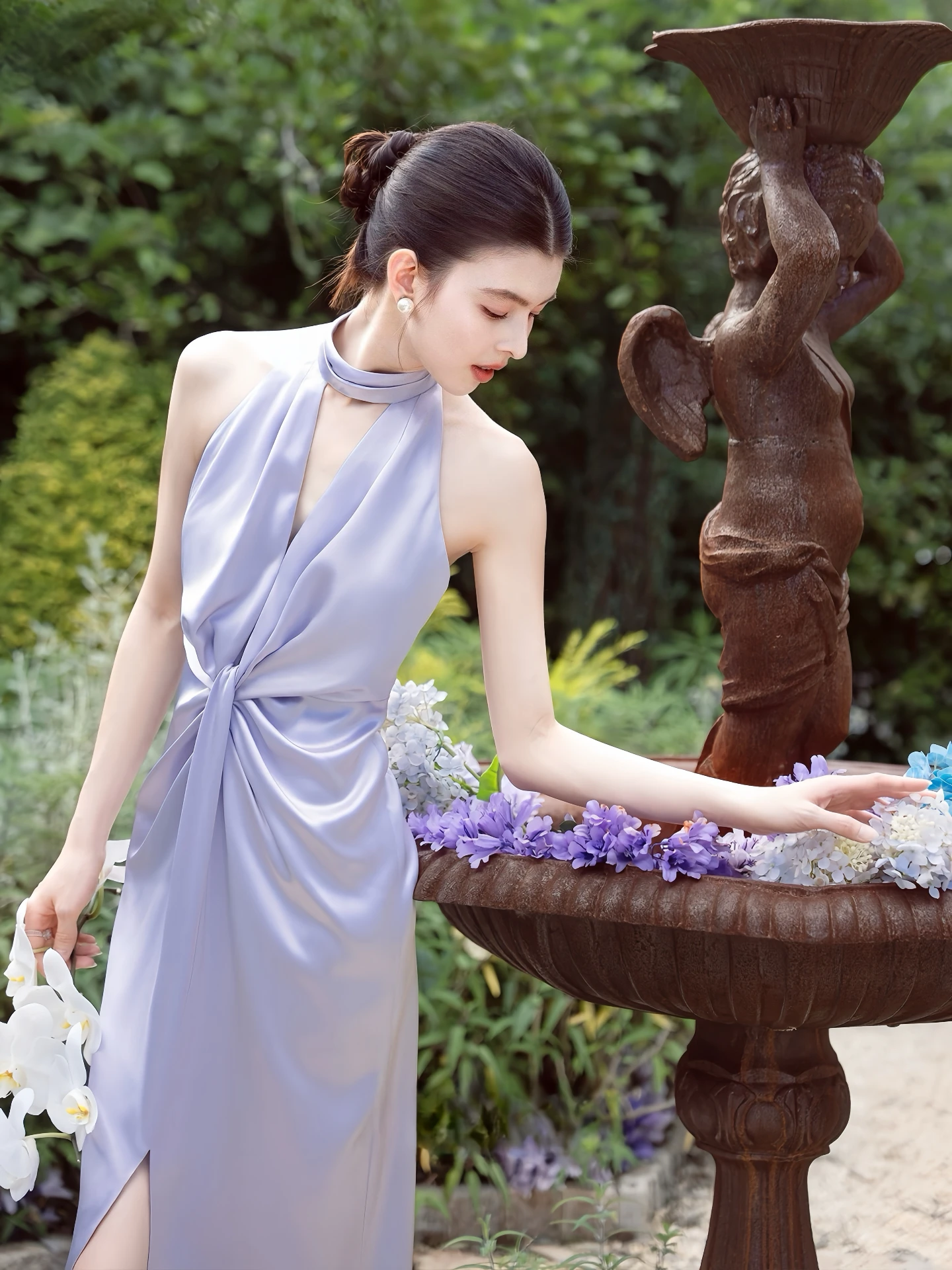 Jasnofioletowa suknia wieczorowa na studniówkę, typu halter, krój syreny, plisowana, z rozcięciem, elegancka, na formalne okazje, dla gościa, na imprezę taneczną, długa suknia maxi.