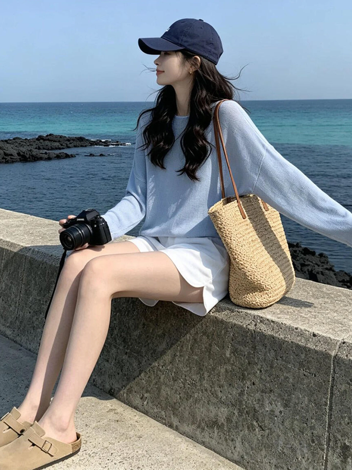 camiseta-de-manga-larga-para-mujer-de-color-azul-ligera-con-proteccion-uv-ideal-para-el-verano-de-estilo-informal-perfecta-para-viajar-con-diseno-moderno-y-corte-holgado-cuello-redondo
