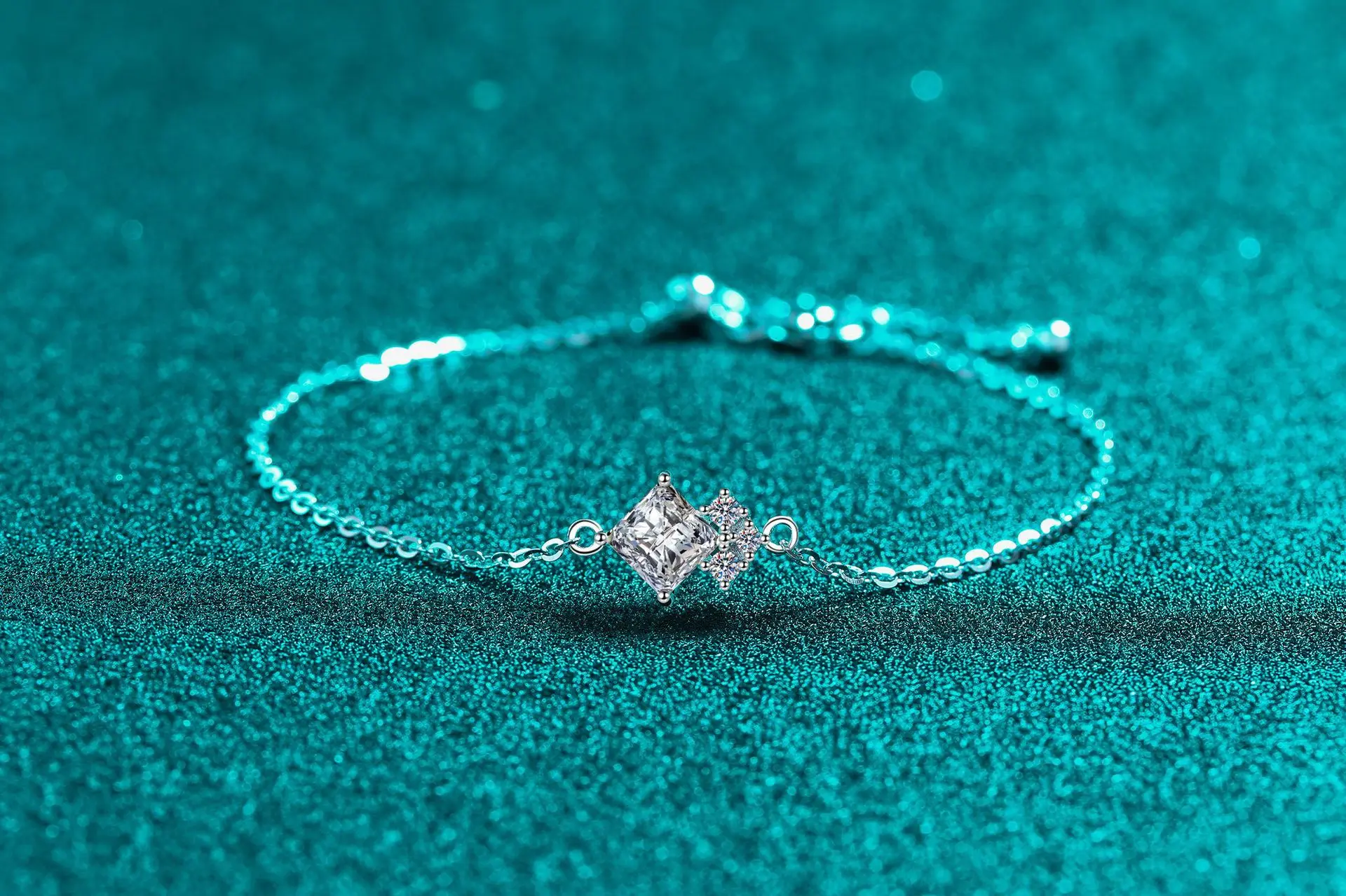 Exquisite Platinum PT950 Sparkling 1-Carat Moissanite Bracelet, Stylish Square-Shaped Bracelet with Irregular Diamond Setting