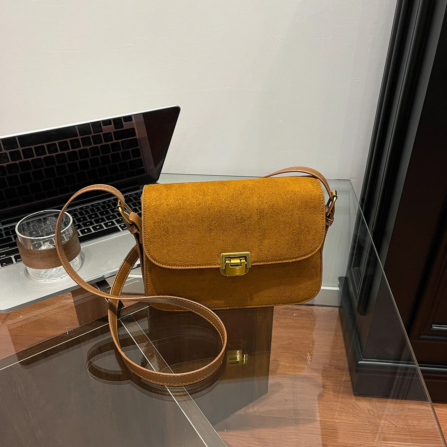 

Women's Elegant Vintage Shoulder Bag - Fashion Commuter Baguette, Stylish High-Aesthetic Underarm Bag