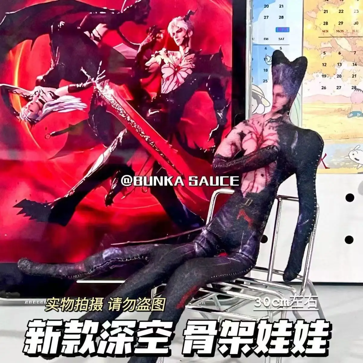 Un ratón con esqueleto, amor y espacio profundo, Sylus, extremidades separadas en espacio profundo, muñeco de peluche con forma de dragón, peluche abstracto