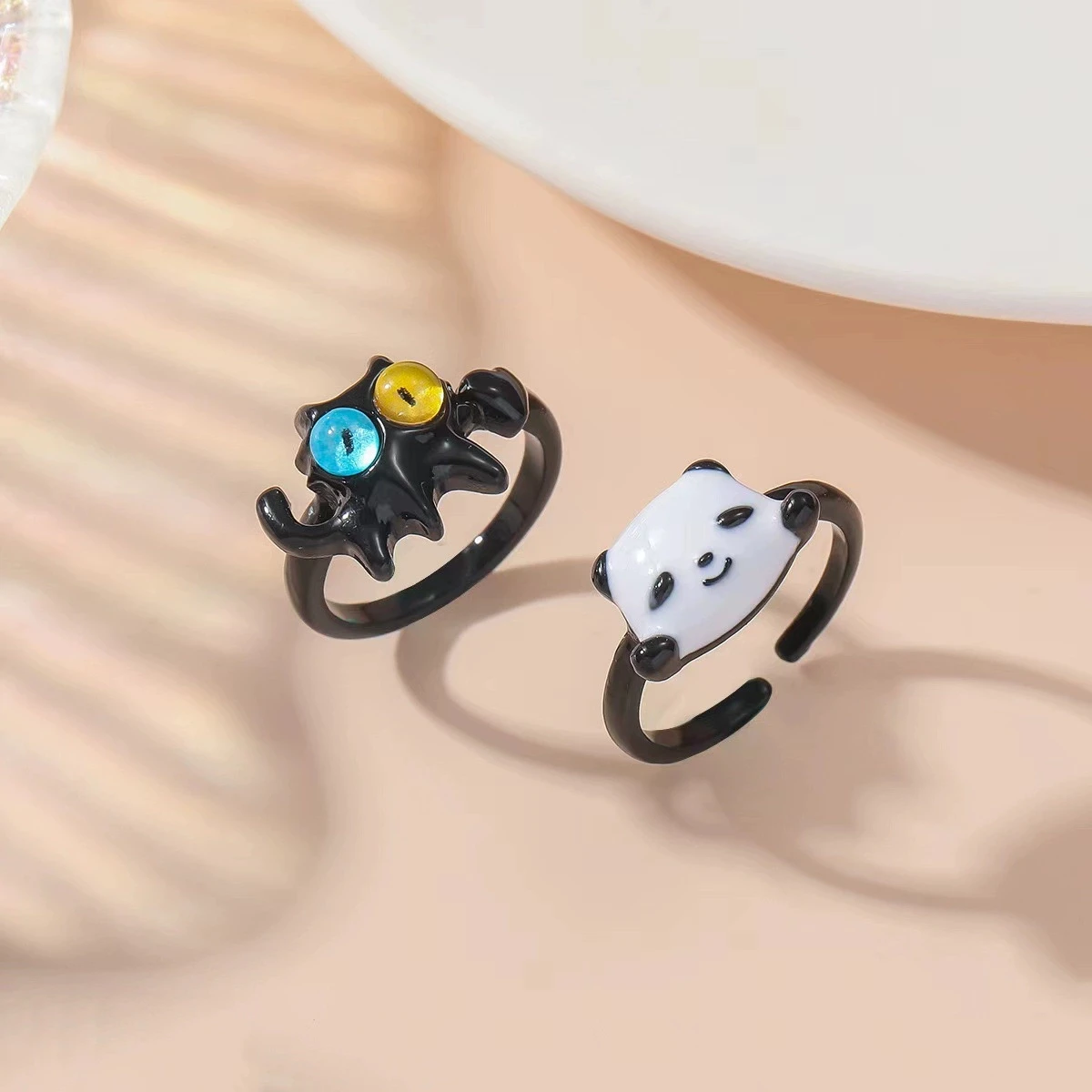 Nuevo lindo anillo de aleación de Panda con personalidad dulce y ojos diferentes, piedra de ojo de gato, anillo de gato, regalo para amigos y compañeros de clase