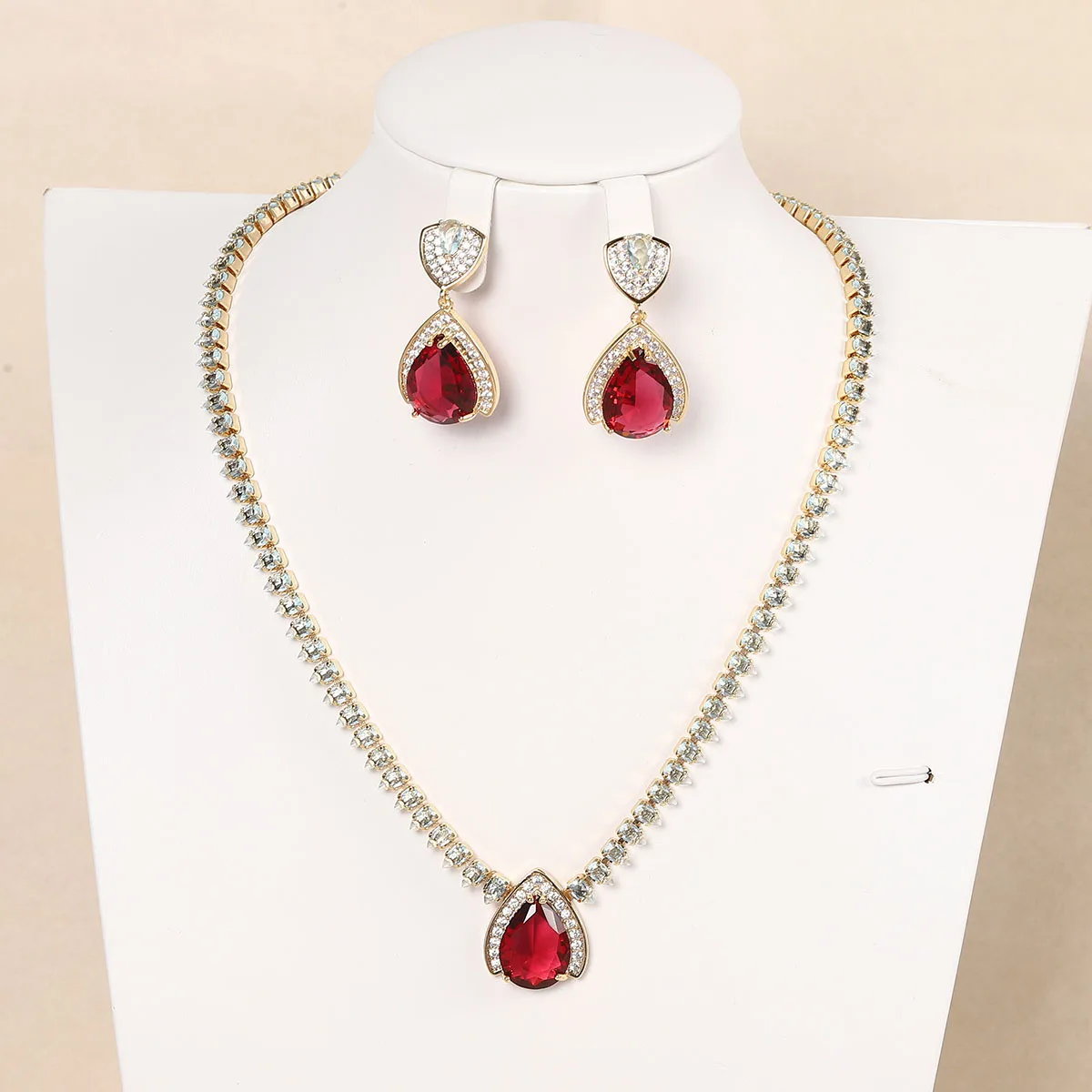 

HIBRIDE Simple Exquisite Red Water Drop Necklace Earring Set Women's Everyday Jewelry Suitable for Prom Holiday Gifts S-927