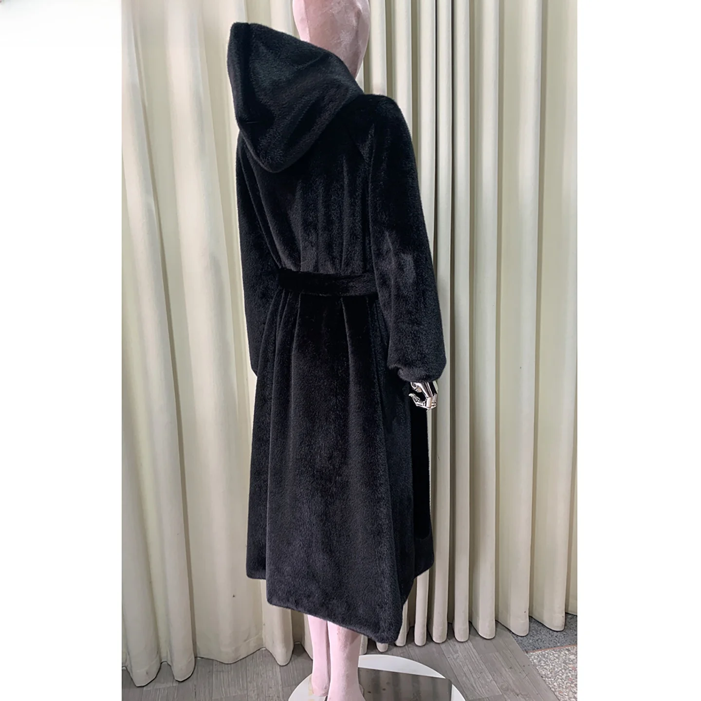 

Экологичное длинное пальто с капюшоном из искусственного меха для женщин: теплое, комфортное, повседневное, приталенное, из цельных шкурок.