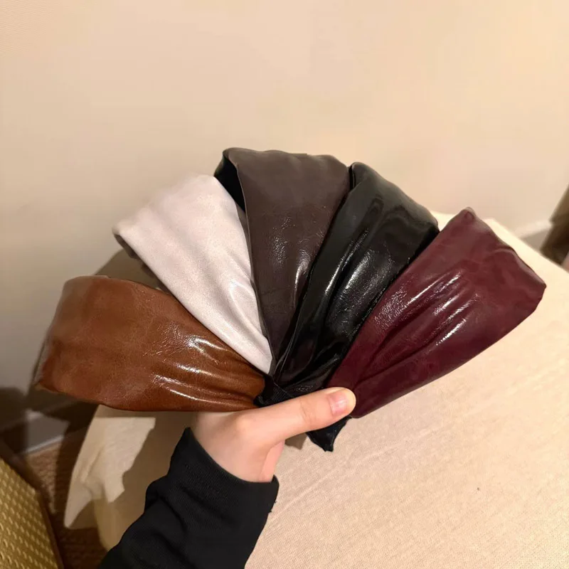 新しいスタイルの、上品でレトロな雰囲気の、幅広のレザーヘアバンド。おしゃれなハイクラウンヘアバンドで、ヘアアクセサリーとしても最適。