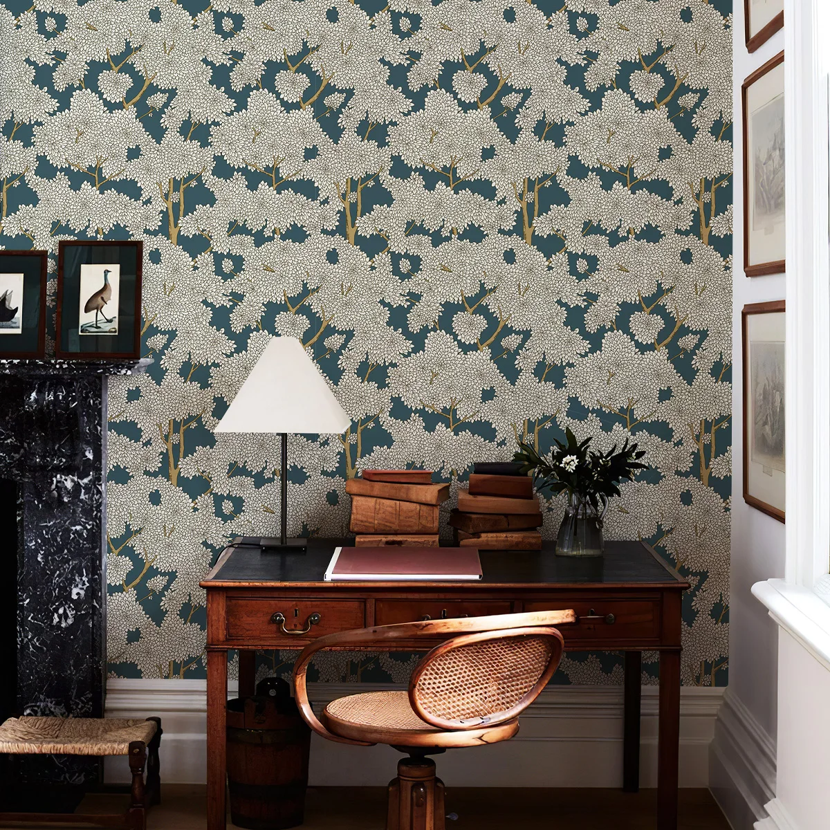 

Обои с голубыми деревьями, самоклеящиеся водонепроницаемые обои в стиле ретро с листьями, виниловый настенный декор, Дор, гостиная, кухня, ванная комната