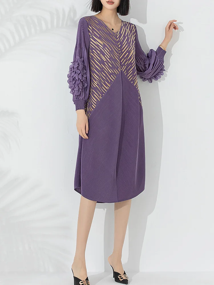 MIYAKE ใหม่จีบฤดูใบไม้ผลิและฤดูใบไม้ร่วง V คอ hot gold แผ่นดอกไม้โคมไฟแขนโค้ง plus ขนาดชุด [ 20240634 ]