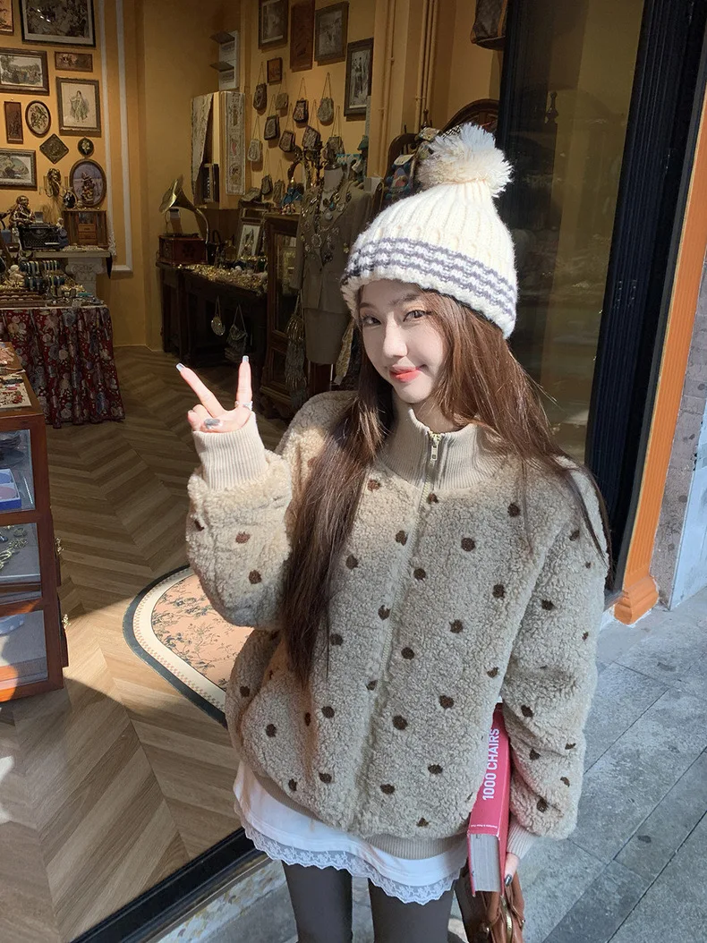 معطف نسائي كوري من الفرو الصناعي من الجلد والفرو الحلو منقوش بنقطة مموجة منقوشة معطف طويل بسحاب Sve