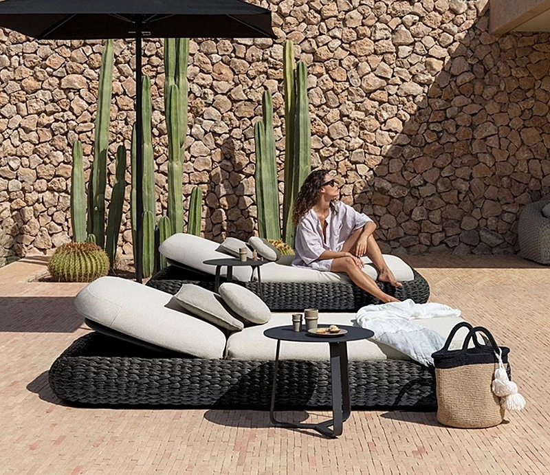 Outdoor PE Rattan Chaise Lounge Sun Bed Weatherproof Wicker Patio Daybed With Cushion