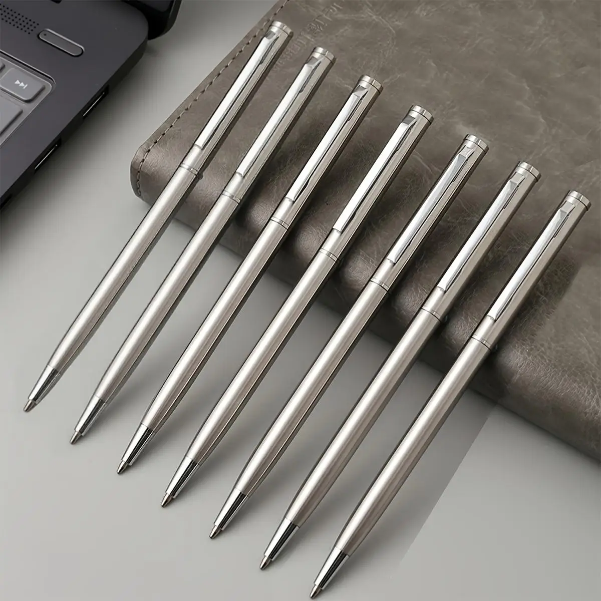 

Набор из 20 элегантных серебряных шариковых ручек из нержавеющей стали — прочный, средний наконечник, с поворотным верхом, гладкое письмо, идеально подходит для выключения.