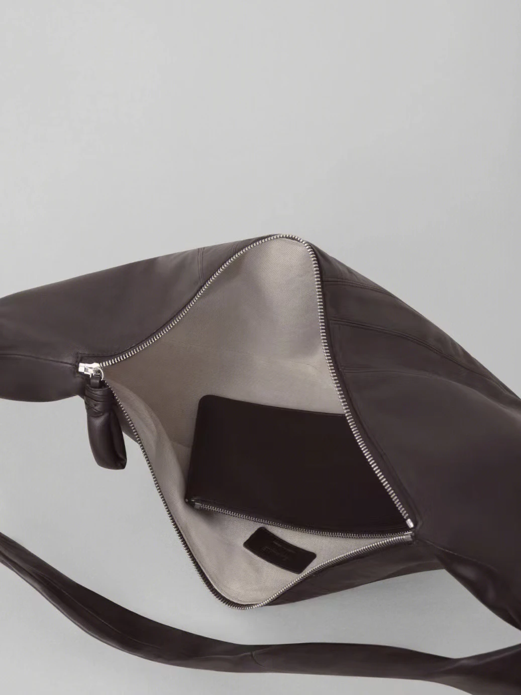 

Large Size Cow Horn aped Leather oulder Bag for Commuting High Capaci Slouchy Design Casual Sle Single Strap Crossbod...