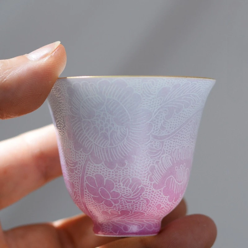 

Керамическая чашка ручной работы с резной цветочным градиентом и золотой отделкой, китайский чайный сервиз Gongfu, фарфоровая чайная посуда, персональная чайная чашка, подарок