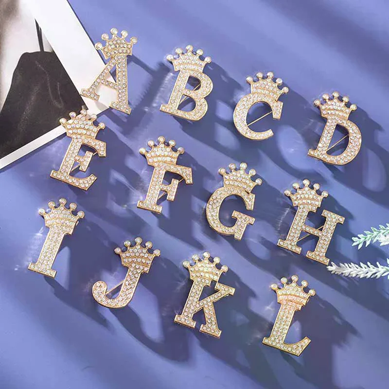 Fashion Crown 26 Initial Letters A to Z Crystal Rhinestone Brooch Pins for Women Wedding Dress Lapel Collar Pin Jewelry