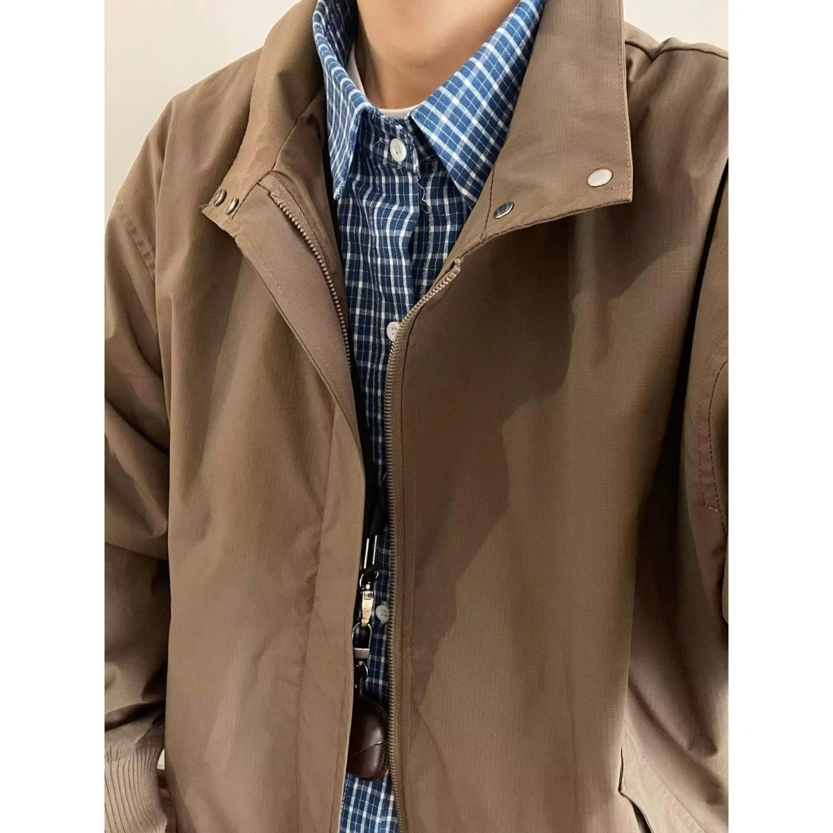 

Мужская куртка цвета хаки с воротником-стойкой, весна-осень, новая, свободного кроя, универсальная, повседневная верхняя одежда, однотонная, простая, модная.