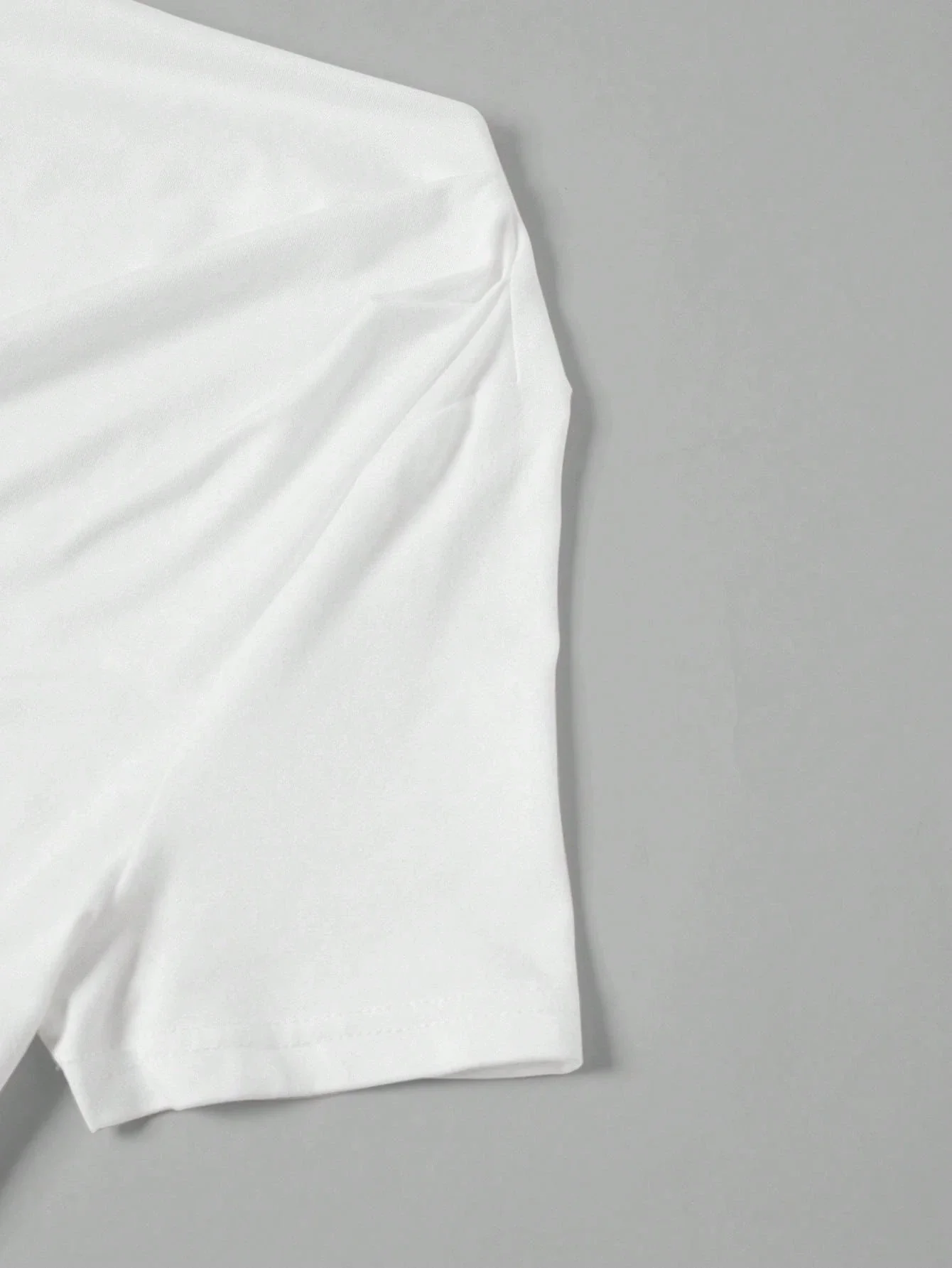 

Элегантная однотонная асимметричная футболка с драпировкой и облегающим силуэтом для женщин на лето