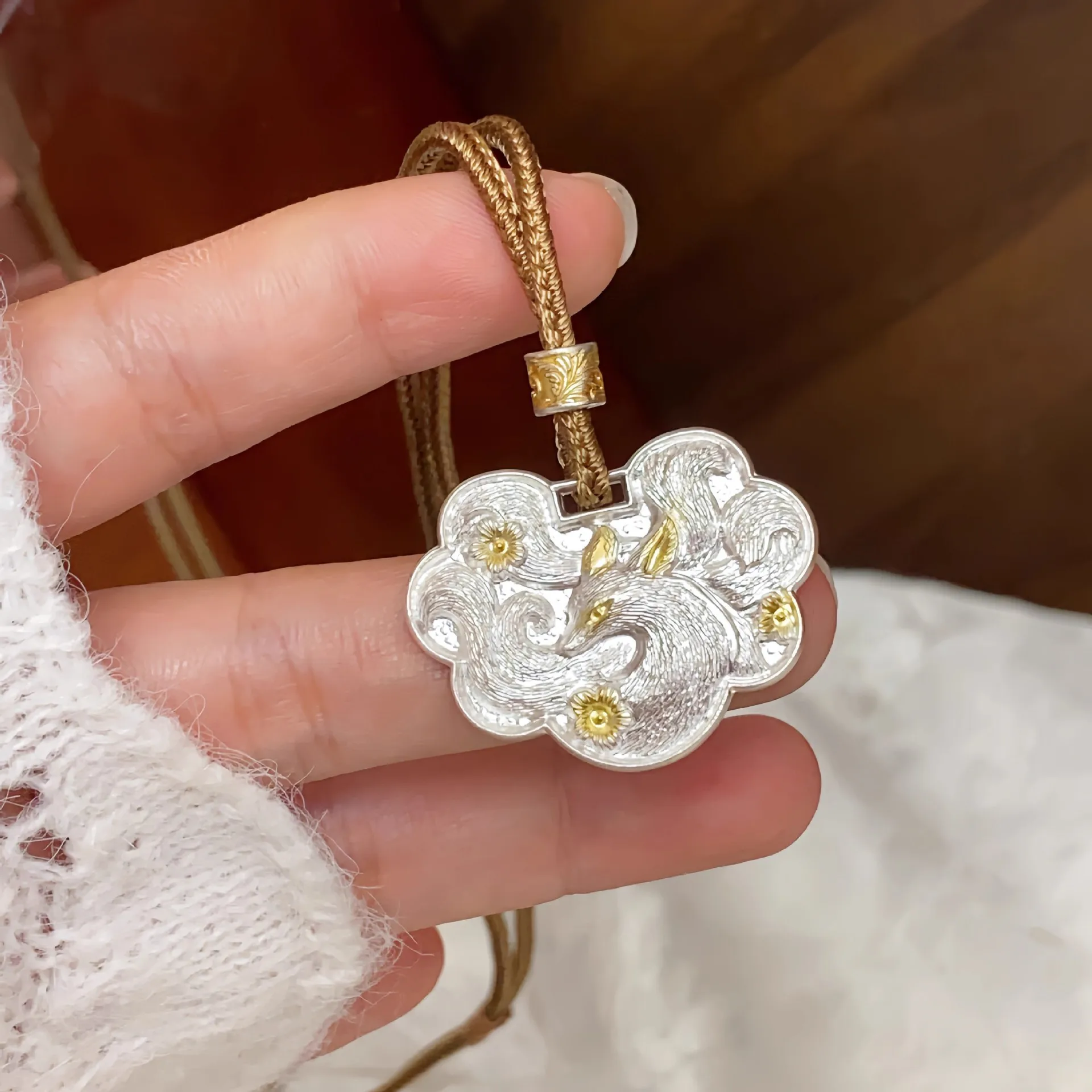 Original frosted relief cameo silver fox pendant flower double-sided necklace retro handsome sweater chain banquet jewelry