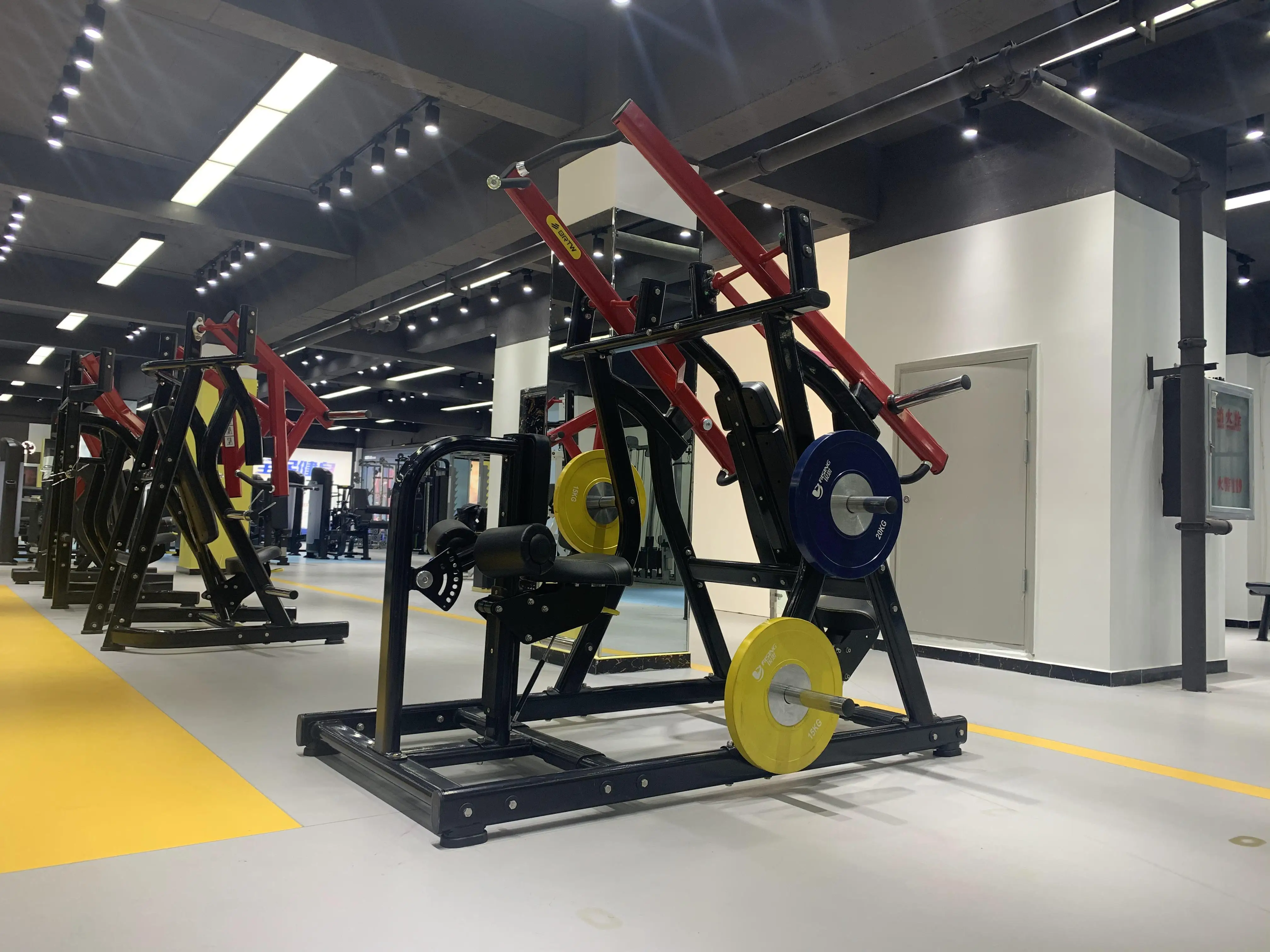 آلة اللياقة البدنية الرياضية في صالة الألعاب الرياضية آلة ضغط الصدر سوبر انلاين جديدة