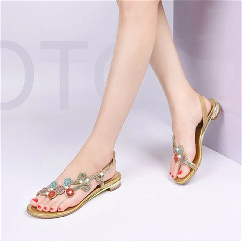 Sandalias de cuero con diamantes de imitación para mujer, Sandalias de tacón bajo con Clip de fondo plano, tacón grueso con flores, novedad de verano