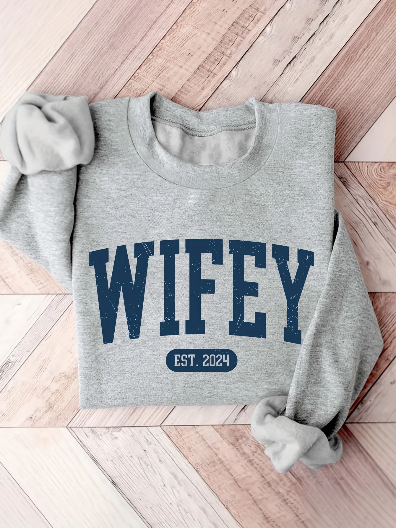 سويت شيرت نسائي كاجوال برقبة دائرية مع "WIFEY EST. طباعة حروف 2021 بوصة، بلوفر بأكمام طويلة لخريف وشتاء