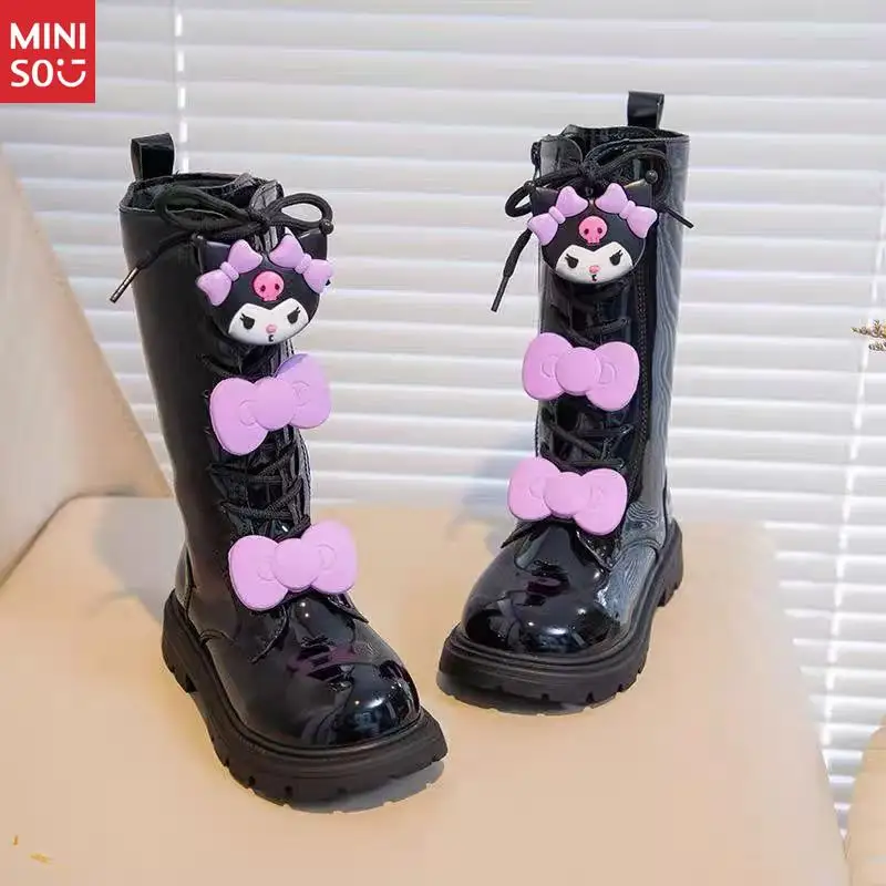 มินิโซ 2025 รองเท้าบูททรงยาวสไตล์เกาหลีสำหรับเด็กผู้หญิง รองเท้าบูทหนังขนนุ่มน่ารักพร้อมพื้นรองเท้านุ่ม