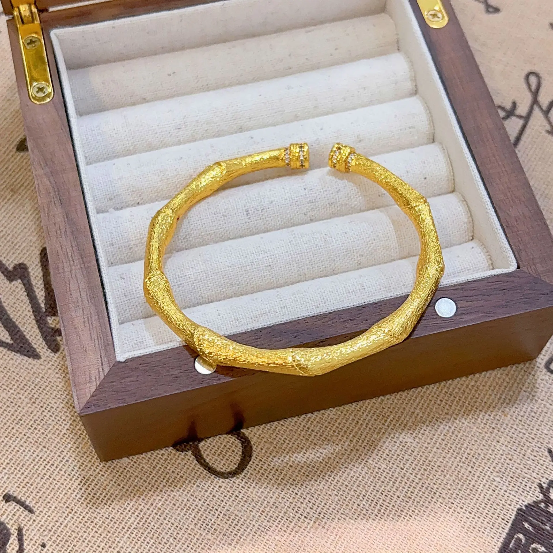 

Женские бамбуковые манжеты из 24-каратного золота (AU999) с бриллиантами | Позолоченная бамбуковая манжета, микроалмазные узлы с матовой текстурой для офиса