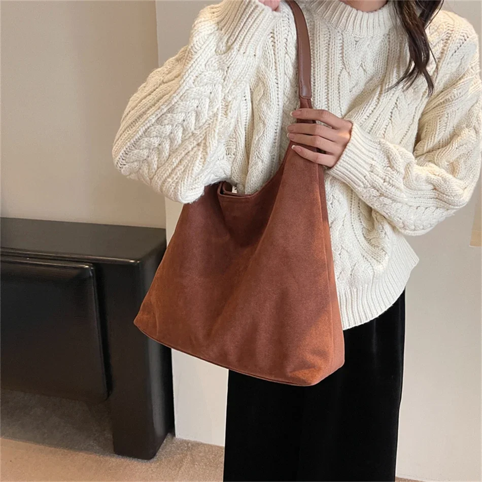 Fashion New Flipped Base Leather Shoulder Bag for Women Winter Fashion Female Simple Hobo Bag Underarm Handbags and Purses