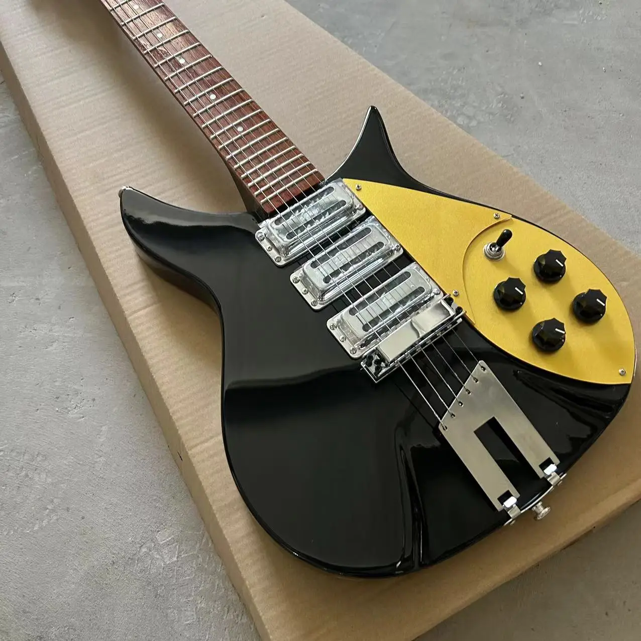 Czarna 325 gitara elektryczna złota płyta ochronna 527mm efektywna długość akordów w magazynie, sprzedaż hurtowa i detaliczna