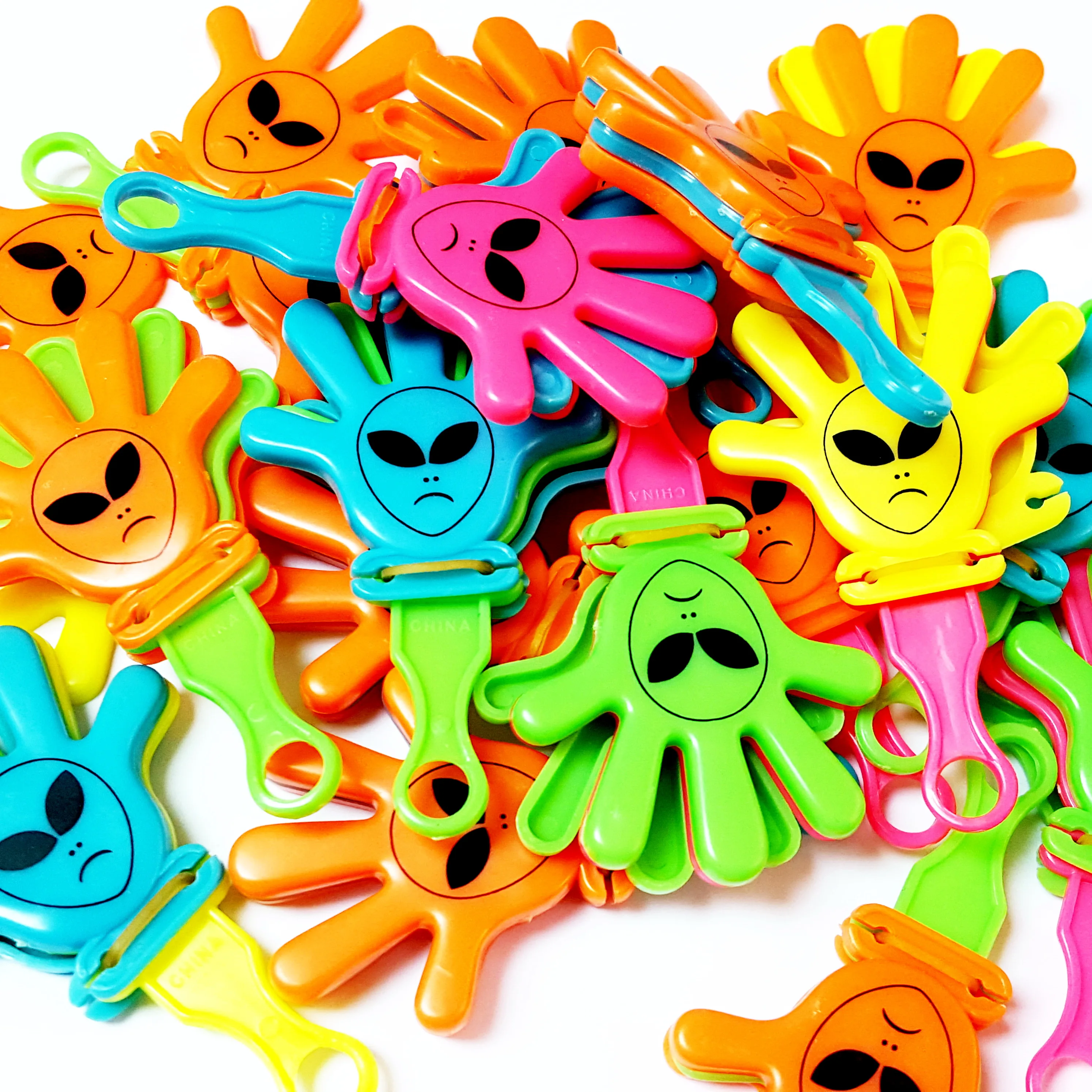 24 Pcs 7.7cm Mini Alien Hand Clapper Goody Bag Birthday Party Favor Toys Pinata Carnivals Clicker Sound Noise Maker Gift Novelty