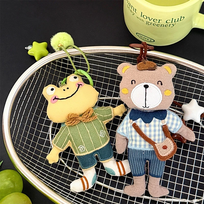 Llavero y colgante de bolso de tela de muñeca de dibujos animados de pareja encantadora; Diseño lindo de oso y rana