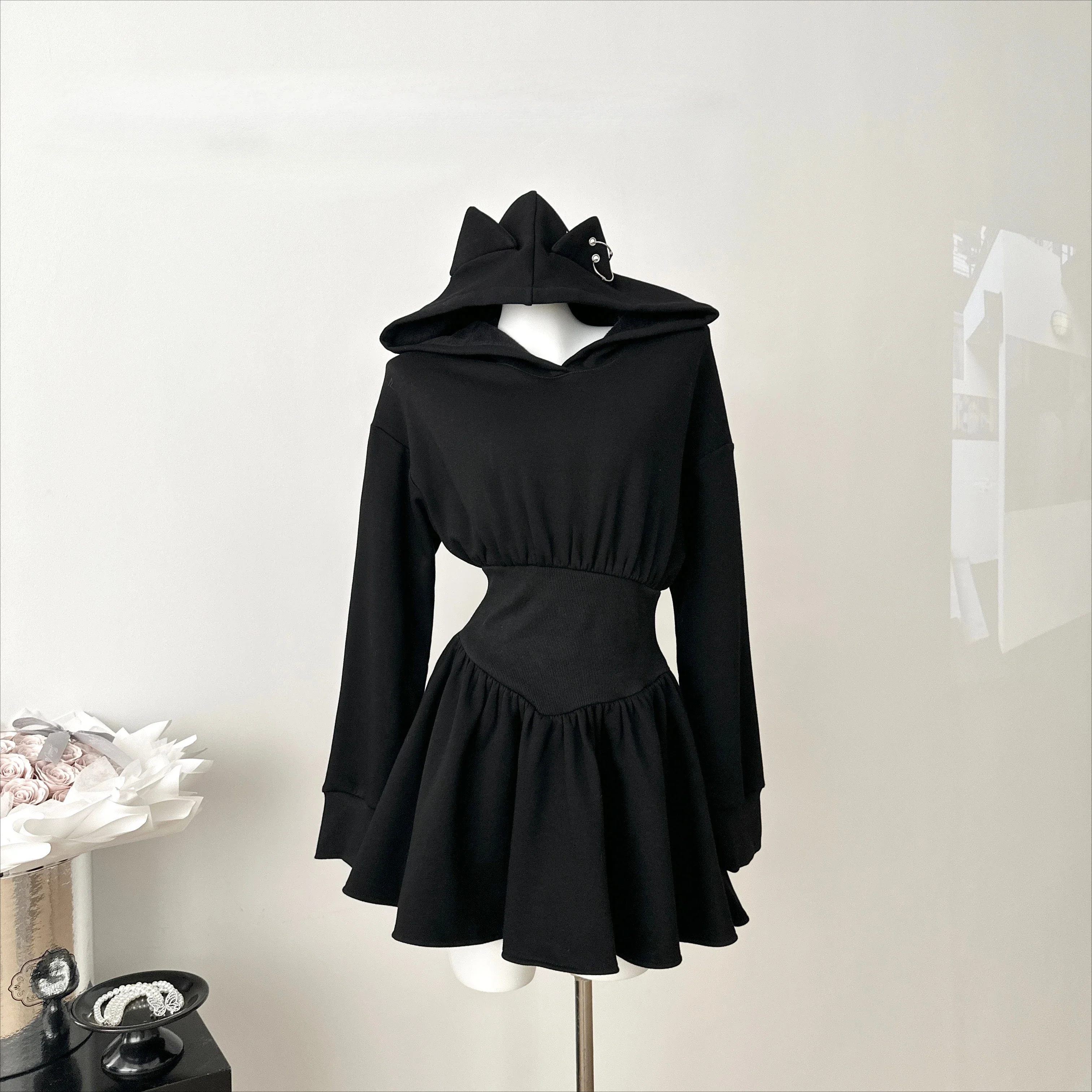 2024 Neues, dunkles, süßes und cooles Sweatshirt-Kleid mit schmaler Taille, Herbst und Winter,