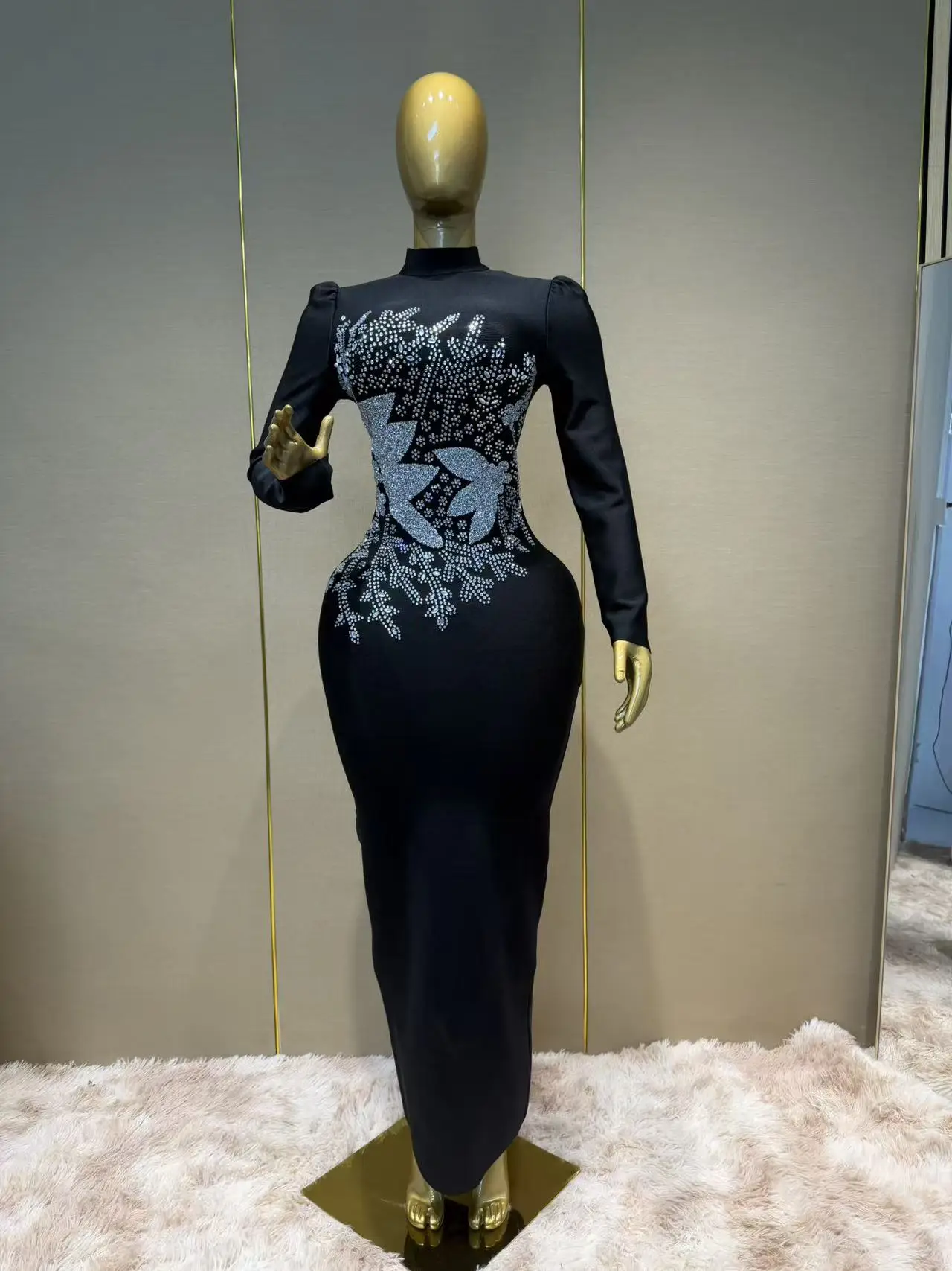 robe-de-soiree-a-manches-longues-coupe-ajustee-avec-embellissement-floral-en-forme-de-feuille-du-poitrail-a-la-hanche-manches-micro-bulles-pour-soiree