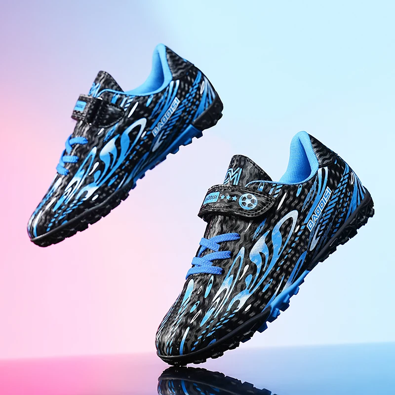 A pair of children's four-season leather football shoes with stud detailing, wear-resistant football shoes, sizes 28-39，MZ-189-1